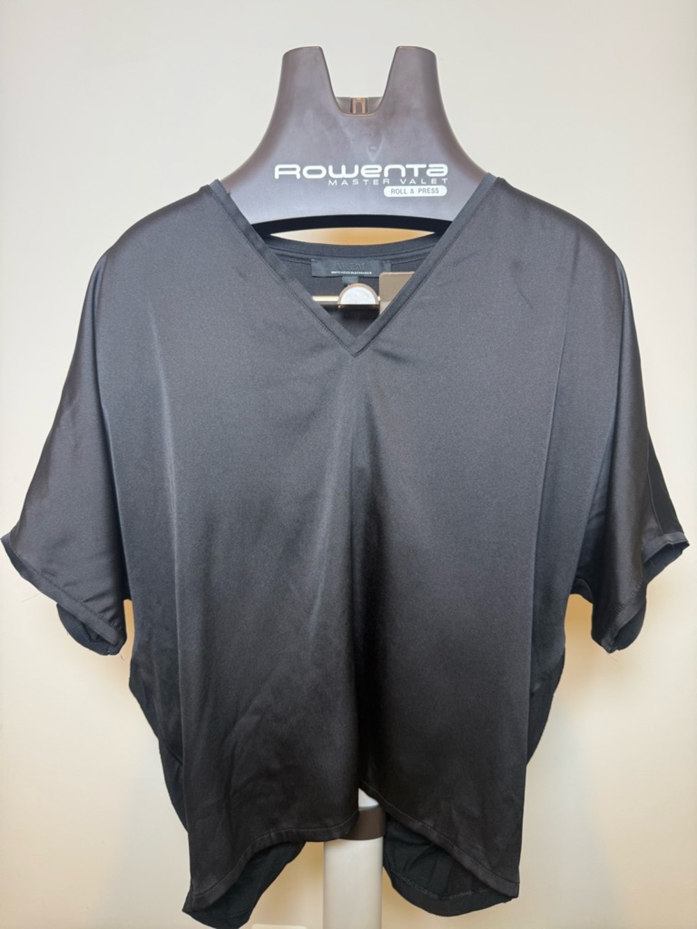 White House Black Marker WomenShort Sleeve V-Neck Shirt - Black silky flowy type - Picture 8 of 12